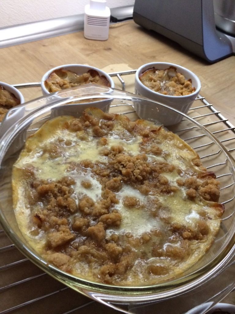 Birnen-Crumble auf Vanillepudding