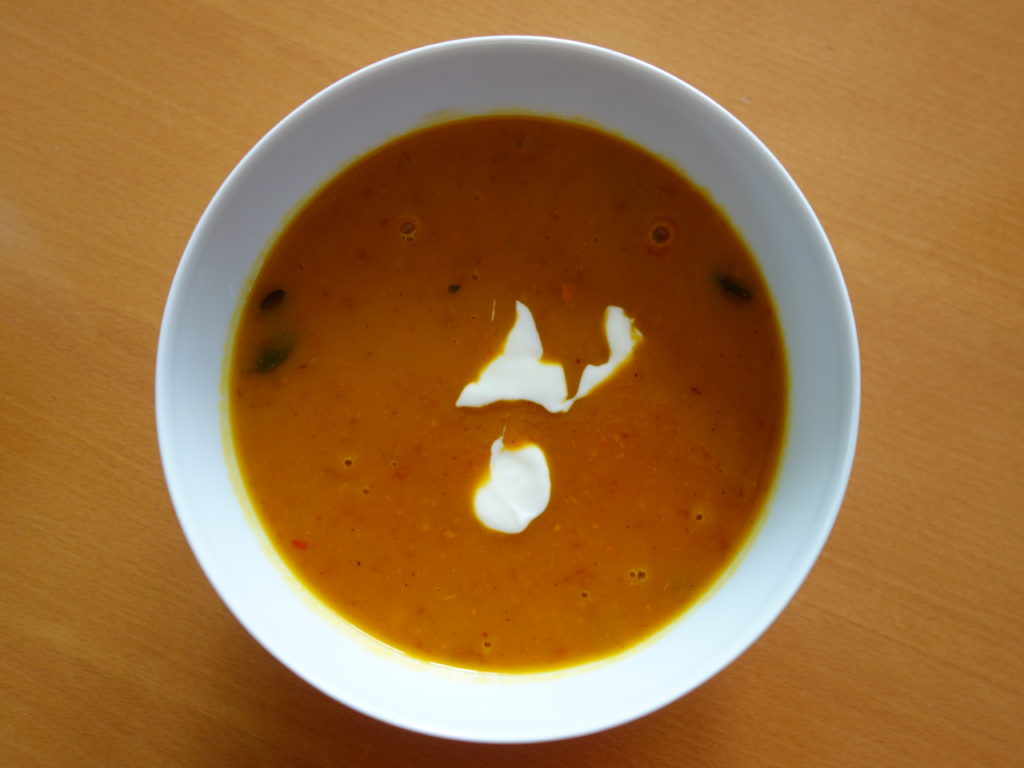 Kürbissuppe mit Schinkenwürfeln