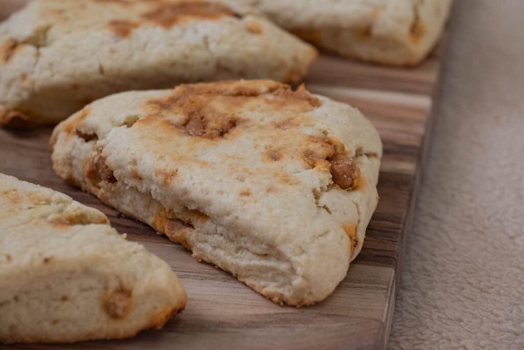 American Scones mit Toffeestückchen - die Welt schmeckt bunt